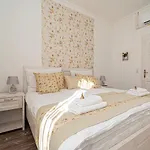 Bella Bed & Breakfast 3*